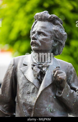 Skulptur des berühmten norwegischen Komponisten Edvard Grieg in der Nähe von Grieg Halle in Bergen, Norwegen Stockfoto