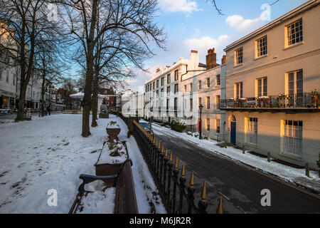 Tunbridge Wells Dachpfannen im Winter 2018 mit Tier aus dem Osten Schnee bei Sonnenuntergang Dämmerung mit goldenen Licht Stockfoto