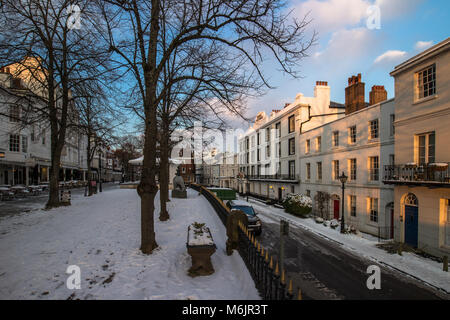 Tunbridge Wells Dachpfannen im Winter 2018 mit Tier aus dem Osten Schnee bei Sonnenuntergang Dämmerung mit goldenen Licht Stockfoto