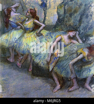 Tänzerinnen und Tänzer in den Flügeln, Degas, Edgar, 1898. Stockfoto