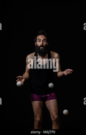 Jongleur fallen seine Bälle im Zirkus. Ungeschickt/Unaufmerksamkeit Konzept Stockfoto