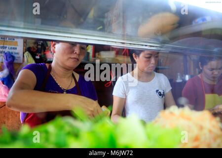 Banh MI Phuong Arbeitnehmer Zubereitung der traditionellen Speisen aus Zutaten, die in einem Glaskasten. Hoi An, Vietnam Stockfoto