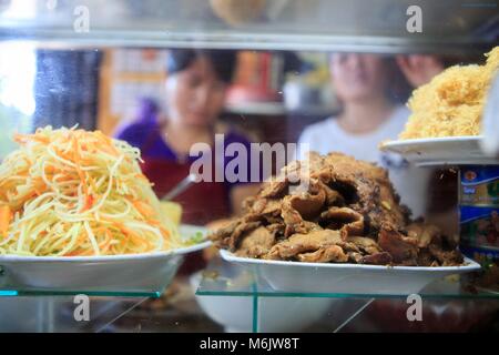 Banh MI Phuong Arbeitnehmer Zubereitung der traditionellen Speisen aus Zutaten, die in einem Glaskasten. Hoi An, Vietnam Stockfoto