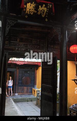 Historische Häuser wie Quan Thang Haus sind auf dem Display für Touristen in der Altstadt von Hoi An, Vietnam Stockfoto