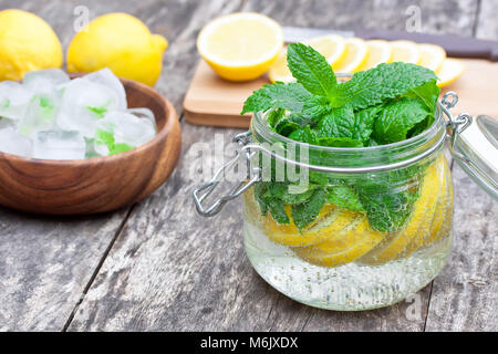 Hausgemachte Obst trinken mit Zitrone Stockfoto