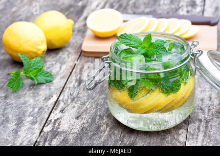 Hausgemachte Obst trinken mit Zitrone Stockfoto