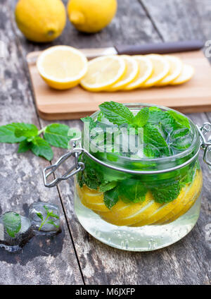 Hausgemachte Obst trinken mit Zitrone Stockfoto