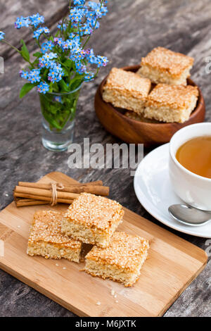 Hausgemachte sesam Kekse mit Tasse Tee Stockfoto