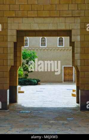 Durchgang zwischen Gebäude am King Abdul Aziz historischen Zentrum in Riad, Saudi-Arabien Stockfoto