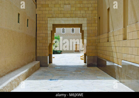 Durchgang zwischen Gebäude am King Abdul Aziz historischen Zentrum in Riad, Saudi-Arabien Stockfoto