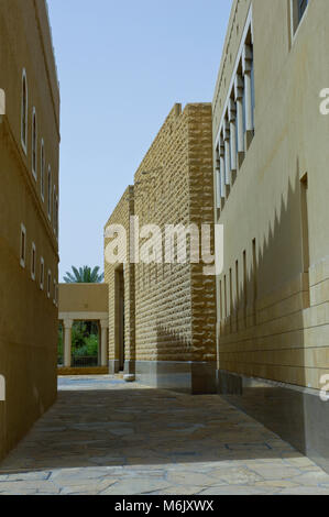 Durchgang zwischen Gebäude am King Abdul Aziz historischen Zentrum in Riad, Saudi-Arabien Stockfoto