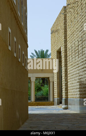 Durchgang zwischen Gebäude am King Abdul Aziz historischen Zentrum in Riad, Saudi-Arabien Stockfoto