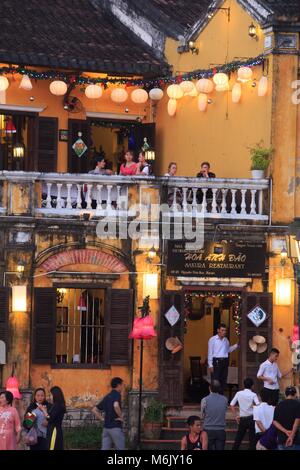 Dämmerung über dem Restaurant Sakura am Bach Dang street in Hoi An, Vietnam Stockfoto