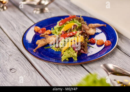 Warmer Salat mit Wachteln und Mutter Sauce. Stockfoto