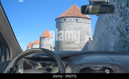 Schauen durch ein Auto Windschutzscheibe mit Blick auf die berühmten hellemann Turm und die Stadtmauer von Tallinn, Estland Stockfoto