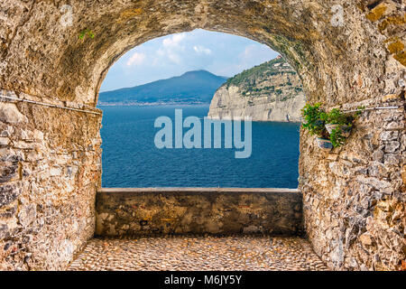 Scenic rock arch Balkon mit Blick auf den berühmten Vulkan Vesuv von Sorrent entfernt in der Bucht von Neapel, Italien Stockfoto