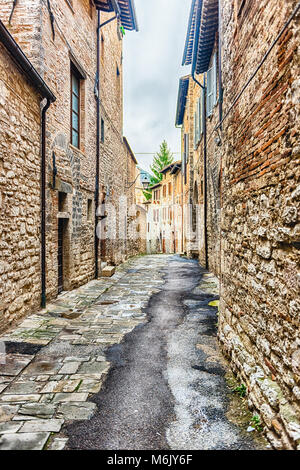 Wandern in der malerischen und alten Straßen von Gubbio, eine der schönsten mittelalterlichen Städte in Italien Stockfoto