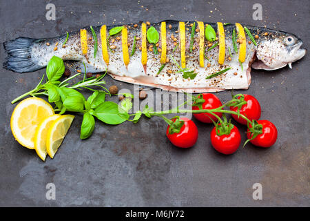 Zitrone gefüllte ganze Forelle mit Gewürzen auf den metallischen Fach Stockfoto