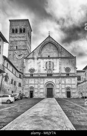 Außenansicht mit Fassade der mittelalterlichen Kathedrale von Assisi, Italien. Die Kirche ist dem Heiligen Rufino gewidmet Stockfoto