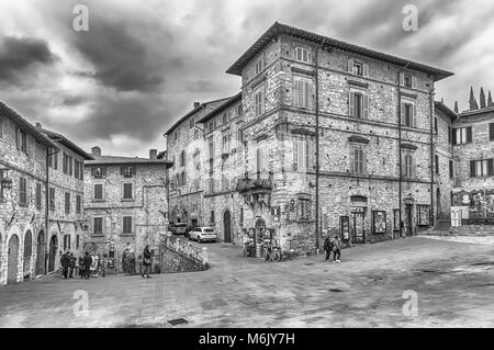 Wandern in der malerischen und alten Straßen von Assisi, eine der schönsten mittelalterlichen Städte in Italien Stockfoto