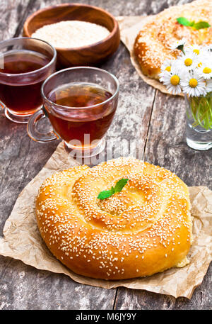 Hausgemachten Käse torte mit zwei Tassen Tee auf dem Tisch Stockfoto