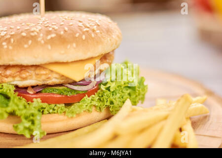 Burger aus frischen Gemüse und Huhn. Stockfoto