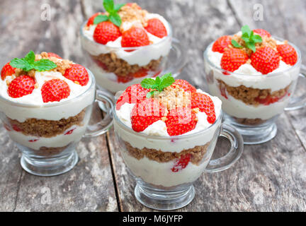 Hausgemachte Wüste mit Sahne und frischen gehackten cokies stawberry Stockfoto