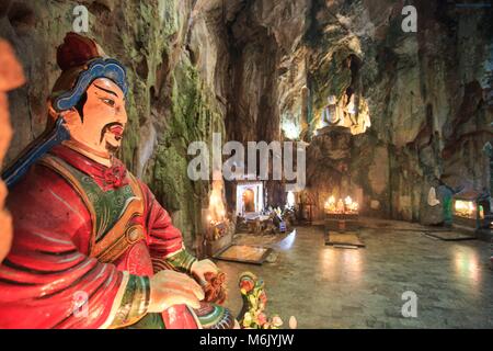 Eine Statue, die den Eingang zum huyen Khong Höhle auf Thuy Son Berg, Da Nang, Vietnam Stockfoto