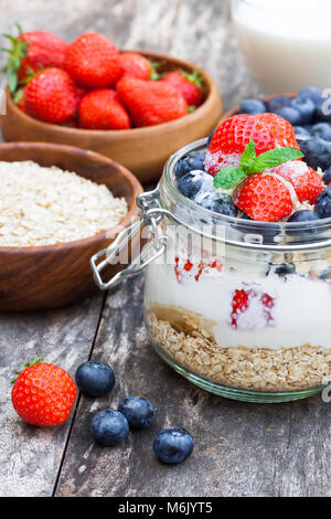 Frischen Joghurt mit Haferflocken und Beeren Stockfoto