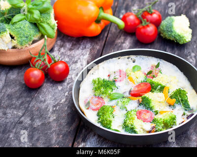 Vegetarisches Omelett mit Brokkoli cherry Tomate orange Pfeffer und Kräuter Stockfoto