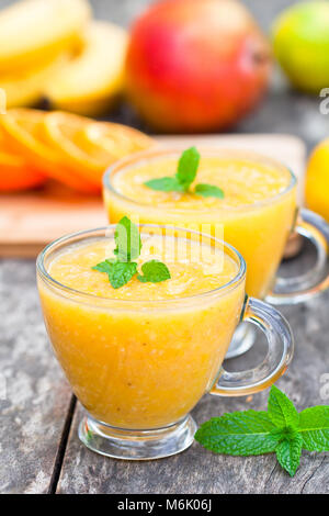 Frische, gesunde breiige Saft mit orange Früchte und Gemüse Stockfoto