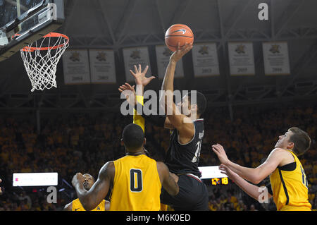 Wichita, Kansas, USA. 04 Mär, 2018. Cincinnati Bearcats Vorwärtskyle Washington (24) schießt einen Floater in der Farbe in der NCAA Basketball Spiel zwischen den Cincinnati Bearcats und die Wichita State Shockers an Charles Koch Arena in Wichita, Kansas. Kendall Shaw/CSM/Alamy leben Nachrichten Stockfoto