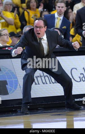 Wichita, Kansas, USA. 04 Mär, 2018. Eine intensive Wichita Zustand Shockers Cheftrainer Gregg Marshall während der NCAA Basketball Spiel zwischen den Cincinnati Bearcats und die Wichita State Shockers an Charles Koch Arena in Wichita, Kansas. Kendall Shaw/CSM/Alamy leben Nachrichten Stockfoto