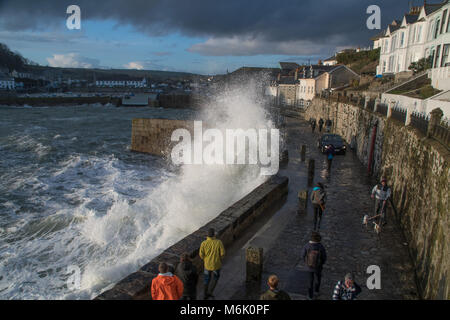 Camborne, Cornwall, England. 4. März 2018. UK Wetter. Hohen Springfluten, im Anschluss an den Sturm Emma, hat den Südwesten auf einer Flut Alert an diesem Abend. Wellen über den Hafen Wänden in Camborne, Überschwemmungen auf die Straße und Menschen zu Fuß am Hafen entlang der Straße., Credit: Simon Maycock/Alamy leben Nachrichten Stockfoto