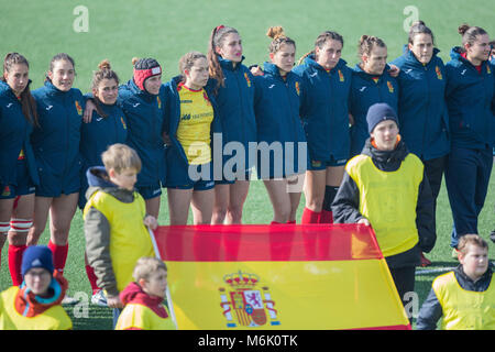 03 März 2018, Belgien, Brüssel: Women's Rugby Union, Finale der Rugby Europa XV Meisterschaft 2018, Spanien vs Niederlande. Spanische Team während der Nationalhymne. - Keine LEITUNG SERVICE - Foto: Jürgen Keßler/dpa Stockfoto