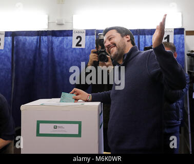 (180304) - Mailand (Italien), 4. März 2018 (Xinhua) - Marktführer in Italien der Liga Matteo Salvini wirft seinen Stimmzettel im Wahllokal in Mailand, Italien, 4. März, 2018. Italienischen Wähler in der Wahlkabine Sonntag ihre Vertreter im Parlament für eine Amtszeit von fünf Jahren zu wählen im Rahmen des Landes neue Wahlgesetz. (Xinhua) Stockfoto