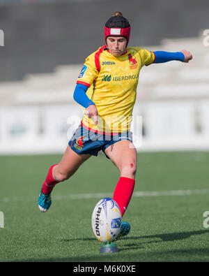 03 März 2018, Belgien, Brüssel: Women's Rugby Union, Finale der Rugby Europa XV Meisterschaft 2018, Spanien vs Niederlande. Von Spanien Maria Ahistorische treten eine Konvertierung. Foto: Jürgen Keßler/dpa Stockfoto