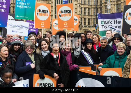 London, Großbritannien. 4. März, 2018. (CL-R) Bianca Jagger, Justine Greening, Shola Mos-Shogbamimu, Dawn Butler, Natalie Imbruglia, Salena Godden, Bürgermeister von London Sadiq Khan, Helen Panhurst und Sandi Toksvig erfassen am Alten Schloss Hof außerhalb der Häuser des Parlaments in London teil im März 4 Frauen, eine jährliche Veranstaltung zum Internationalen Tag der Frau und 100 Jahre seit Frauen in Großbritannien zu feiern erste Erfahrungen das Recht zu wählen. Die Veranstaltung, die von CARE International organisiert und soll die Ungleichheit konfrontiert, die von Frauen und Mädchen auf der ganzen Welt und die Kampagne für die Gleichstellung der Geschlechter und die Rechte der Frauen weltweit zu markieren. Cr Stockfoto