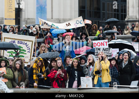 London, Großbritannien. 4. März, 2018. Tausende von Menschen nehmen an einer Rallye in der Londoner Trafalgar Square während der jährlichen März 4 Frauen Internationaler Frauentag und 100 Jahre da Frauen in Großbritannien erste Erfahrungen das Recht zu wählen. Die Veranstaltung, die von CARE International organisiert und soll die Ungleichheit konfrontiert, die von Frauen und Mädchen auf der ganzen Welt und die Kampagne für die Gleichstellung der Geschlechter und die Rechte der Frauen weltweit zu markieren. Credit: Wiktor Szymanowicz/Alamy leben Nachrichten Stockfoto