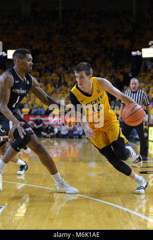 Wichita, Kansas, USA. 04 Mär, 2018. Wichita Zustand Shockers guard Austin Reaves (12) Laufwerke an den Korb während der NCAA Basketball Spiel zwischen den Cincinnati Bearcats und die Wichita State Shockers an Charles Koch Arena in Wichita, Kansas. Kendall Shaw/CSM/Alamy leben Nachrichten Stockfoto