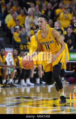 Wichita, Kansas, USA. 04 Mär, 2018. Wichita Zustand Shockers guard Landry Shamet (11) bringt den Ball Court während der NCAA Basketball Spiel zwischen den Cincinnati Bearcats und die Wichita State Shockers an Charles Koch Arena in Wichita, Kansas. Kendall Shaw/CSM/Alamy leben Nachrichten Stockfoto