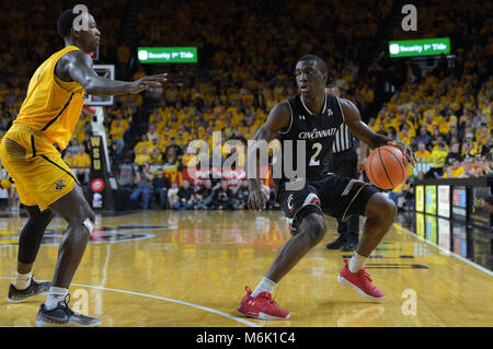 Wichita, Kansas, USA. 04 Mär, 2018. Cincinnati Bearcats guard Keith Williams (2) übernimmt den Ball während der NCAA Basketball Spiel zwischen den Cincinnati Bearcats und die Wichita State Shockers an Charles Koch Arena in Wichita, Kansas. Kendall Shaw/CSM/Alamy leben Nachrichten Stockfoto