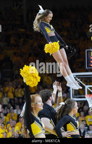 Wichita, Kansas, USA. 04 Mär, 2018. Wichita Zustand Shockers Cheerleadern während ein Timeout bei der NCAA Basketball Spiel unterhalten zwischen den Cincinnati Bearcats und die Wichita State Shockers an Charles Koch Arena in Wichita, Kansas. Kendall Shaw/CSM/Alamy leben Nachrichten Stockfoto