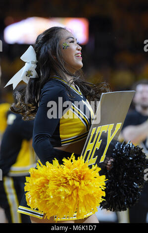 Wichita, Kansas, USA. 04 Mär, 2018. Ein Wichita Zustand Shockers Cheerleader unterhält während ein Timeout bei der NCAA Basketball Spiel zwischen den Cincinnati Bearcats und die Wichita State Shockers an Charles Koch Arena in Wichita, Kansas. Kendall Shaw/CSM/Alamy leben Nachrichten Stockfoto