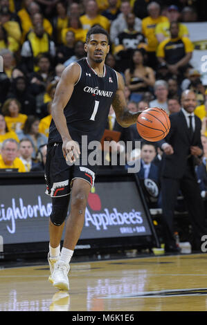 Wichita, Kansas, USA. 04 Mär, 2018. Cincinnati Bearcats guard Jakob Evans (1) übernimmt den Ball während der NCAA Basketball Spiel zwischen den Cincinnati Bearcats und die Wichita State Shockers an Charles Koch Arena in Wichita, Kansas. Kendall Shaw/CSM/Alamy leben Nachrichten Stockfoto