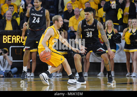 Wichita, Kansas, USA. 04 Mär, 2018. Wichita Zustand Shockers guard Conner Frankamp (33) übernimmt die Kugel während der NCAA Basketball Spiel zwischen den Cincinnati Bearcats und die Wichita State Shockers an Charles Koch Arena in Wichita, Kansas. Kendall Shaw/CSM/Alamy leben Nachrichten Stockfoto