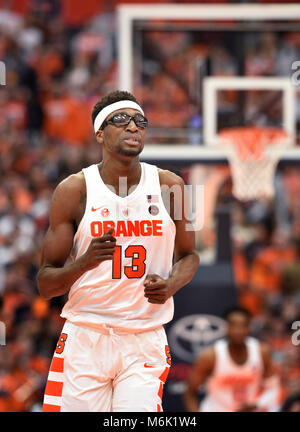 Syracuse, NY, USA. 3 Mär, 2018. Syracuse Orange Center österlichen Chukwu #13 in der ersten Hälfte des Spiels. Die syracuse Orange besiegte die Clemson Tiger 55-52 in einer ACC matchup an den Carrier Dome in Syracuse, NY. Foto von Alan Schwartz/Cal Sport Media/Alamy leben Nachrichten Stockfoto