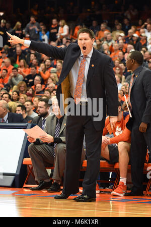 Syracuse, NY, USA. 3 Mär, 2018. Clemson Tiger Head Coach Brad Brownell gibt seinem Team Richtung während der ersten Hälfte des Spiel als der Syrakus Orange besiegte die Clemson Tiger 55-52 in einer ACC matchup an den Carrier Dome in Syracuse, NY. Foto von Alan Schwartz/Cal Sport Media/Alamy leben Nachrichten Stockfoto