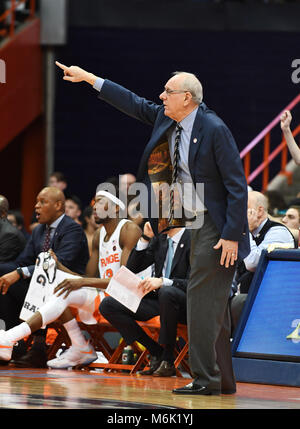 Syracuse, NY, USA. 3 Mär, 2018. Syrakus Orange Head Coach Jim Boeheim während der zweiten Hälfte des Spiel als der Syrakus Orange besiegte die Clemson Tiger 55-52 in einer ACC matchup an den Carrier Dome in Syracuse, NY. Foto von Alan Schwartz/Cal Sport Media/Alamy leben Nachrichten Stockfoto