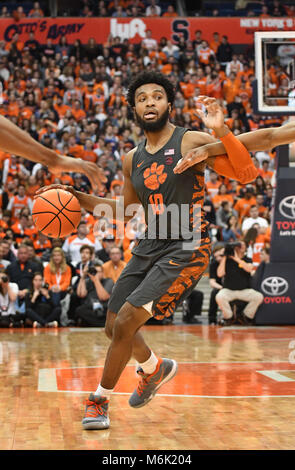 Syracuse, NY, USA. 3 Mär, 2018. Clemson Tiger guard Gabe DeVoe #10 in Aktion in der zweiten Hälfte des Spiel als der Syrakus Orange besiegte die Clemson Tiger 55-52 in einer ACC matchup an den Carrier Dome in Syracuse, NY. Foto von Alan Schwartz/Cal Sport Media/Alamy leben Nachrichten Stockfoto